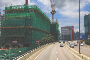 Turnaların ve yeşil kapakların yer aldığı kentsel inşaat sahası