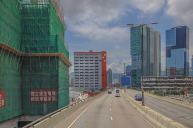 Turnaların ve yeşil kapakların yer aldığı kentsel inşaat sahası