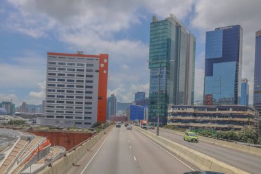 Modern gökdelenlerin ve benzersiz gökdelenlerin kuşattığı bir şehir otoyolu manzarası