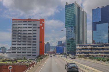 Modern gökdelenlerin ve benzersiz gökdelenlerin kuşattığı bir şehir otoyolu manzarası