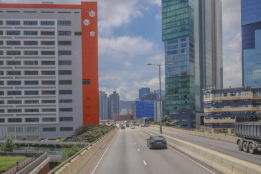 Modern gökdelenlerin ve benzersiz gökdelenlerin kuşattığı bir şehir otoyolu manzarası