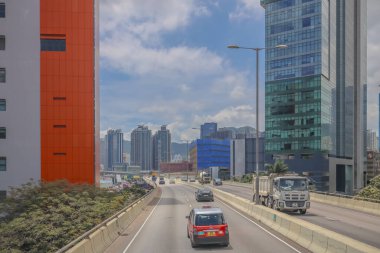 Modern gökdelenlerin ve benzersiz gökdelenlerin kuşattığı bir şehir otoyolu manzarası