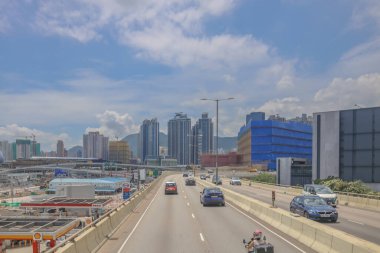 Çevresi modern araçlarla çevrili iyi korunan bir otoyol.