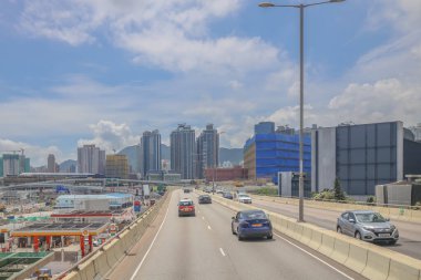 Çevresi modern araçlarla çevrili iyi korunan bir otoyol.