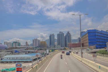 Çevresi modern araçlarla çevrili iyi korunan bir otoyol.