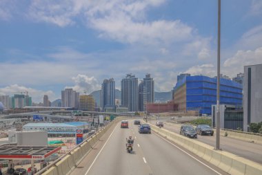 Çevresi modern araçlarla çevrili iyi korunan bir otoyol.