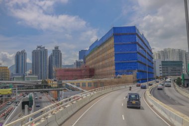 Yüksek şehir otoyolu yapım aşamasındaki yüksek binalarla çevrili.