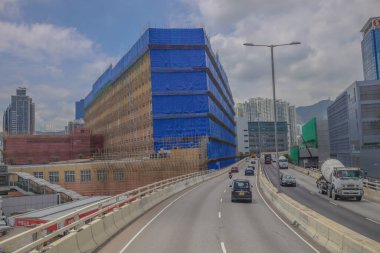 Yüksek şehir otoyolu yapım aşamasındaki yüksek binalarla çevrili.