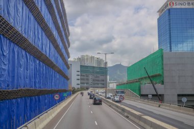 Yüksek şehir otoyolu yapım aşamasındaki yüksek binalarla çevrili.