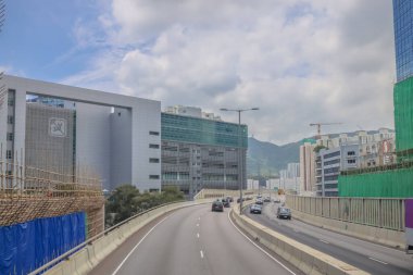 Yüksek şehir otoyolu yapım aşamasındaki yüksek binalarla çevrili.