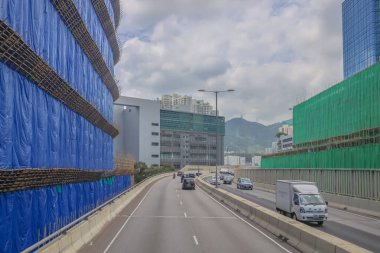 Yüksek şehir otoyolu yapım aşamasındaki yüksek binalarla çevrili.