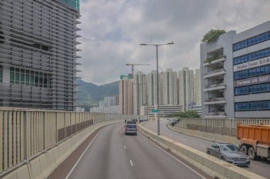 Şehir gökdelenleriyle çevrili bir otoyol manzarası,