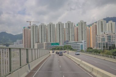 Şehir gökdelenleriyle çevrili bir otoyol manzarası,