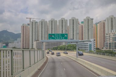 Şehir gökdelenleriyle çevrili bir otoyol manzarası,