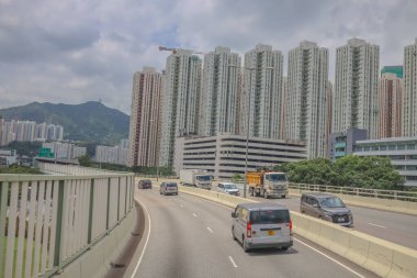 Şehir gökdelenleriyle çevrili bir otoyol manzarası,