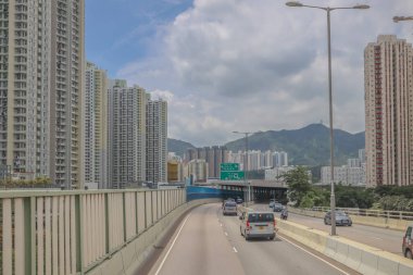 Şehir gökdelenleriyle çevrili bir otoyol manzarası,