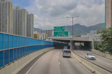 Şehir gökdelenleriyle çevrili bir otoyol manzarası,