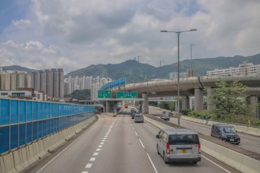 Şehir gökdelenleriyle çevrili bir otoyol manzarası,