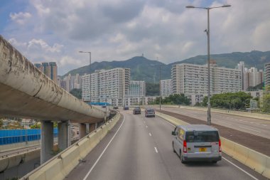 Şehir gökdelenleriyle çevrili bir otoyol manzarası,