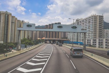 Şehir gökdelenleriyle çevrili bir otoyol manzarası,