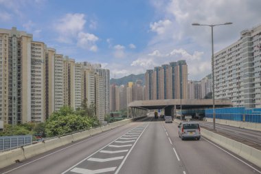 Şehir gökdelenleriyle çevrili bir otoyol manzarası,