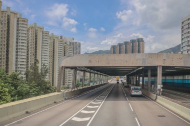 Canlı mavi pencereli çağdaş bir şehir tüneli