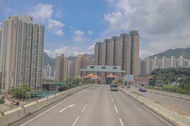 Şehir gökdelenleriyle çevrili bir otoyol manzarası,