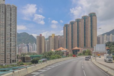 Şehir gökdelenleriyle çevrili bir otoyol manzarası,