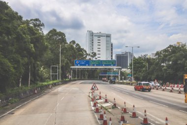 Otoyol kenarındaki yüksek binalarda ikamet ediyorlar.