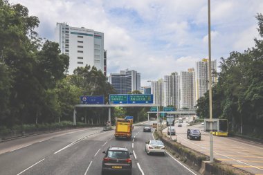 Otoyol kenarındaki yüksek binalarda ikamet ediyorlar.