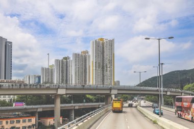 Otoyol kenarındaki yüksek binalarda ikamet ediyorlar.