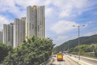 Otoyol kenarındaki yüksek binalarda ikamet ediyorlar.