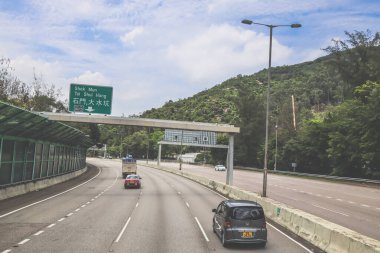 Yön işaretleri ve yeşillik içeren otoban manzarası, manzaralı bir dağ
