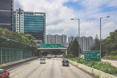 Yön işaretleri ve yeşillik içeren otoban manzarası, manzaralı bir dağ