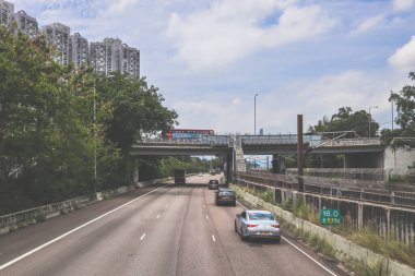 Yön işaretleri ve yeşillik içeren otoban manzarası, manzaralı bir dağ