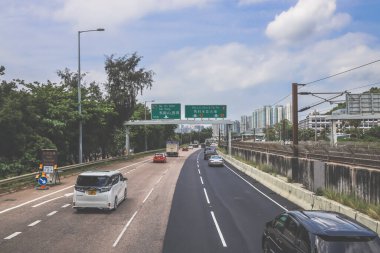 Yön işaretleri ve yeşillik içeren otoban manzarası, manzaralı bir dağ