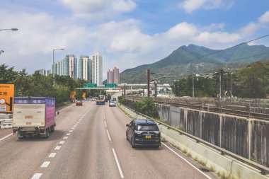 Yön işaretleri ve yeşillik içeren otoban manzarası, manzaralı bir dağ