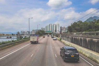 Yön işaretleri ve yeşillik içeren otoban manzarası, manzaralı bir dağ