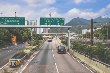 Yön işaretleri ve yeşillik içeren otoban manzarası, manzaralı bir dağ