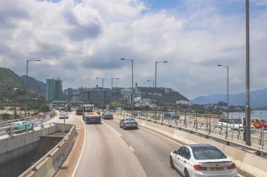 Araçlarla dolu hareketli bir otoyolun manzarası, kentsel