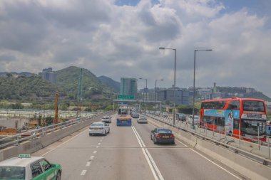 Araçlarla dolu hareketli bir otoyolun manzarası, kentsel