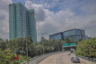 Araçlarla dolu hareketli bir otoyolun manzarası, kentsel