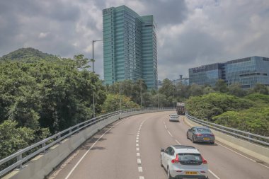 Araçlarla dolu hareketli bir otoyolun manzarası, kentsel