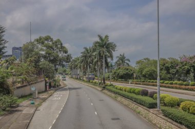 Bir kavis içeren yüksek bir otoyol manzarası, bir dağ zeminli.,