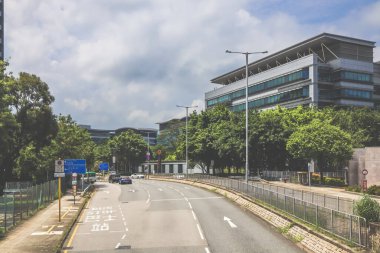Yüksek binalarla çevrili sakin bir şehir yolu.