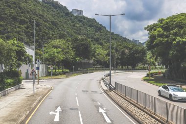 Bir kavis içeren yüksek bir otoyol manzarası, bir dağ zeminli.,