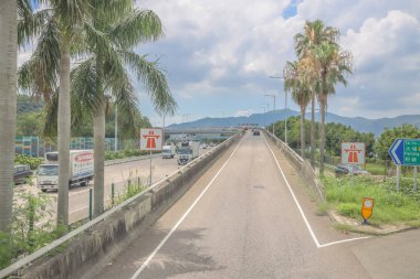 Bir kavis içeren yüksek bir otoyol manzarası, bir dağ zeminli.,