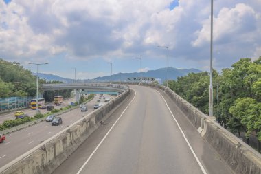 Bir kavis içeren yüksek bir otoyol manzarası, bir dağ zeminli.,