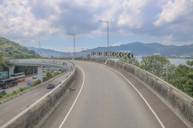 Bir kavis içeren yüksek bir otoyol manzarası, bir dağ zeminli.,