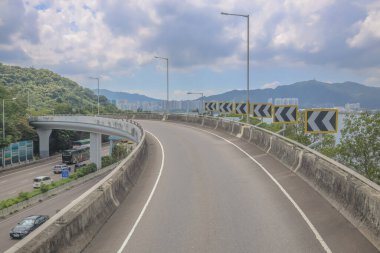 Bir kavis içeren yüksek bir otoyol manzarası, bir dağ zeminli.,